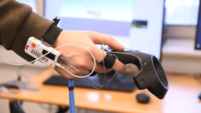 Projektet gør brug af kropslige målinger til oplevelserne i VR. Patientens puls, sved og øjenbevægelser skal registreres og bruges til at tilpasse ”eksponeringen”
